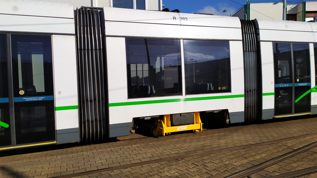 lorry réalisé par Servi Loire en cours d'utilisation sur un tramway de l'agglomération de Nantes